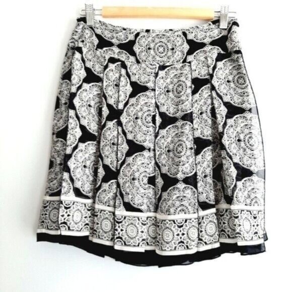 White House Black Market Dresses & Skirts - WHITE HOUSE BLACK MARKET 100% Silk Plisse Pleated Layered Skirt Sz 4